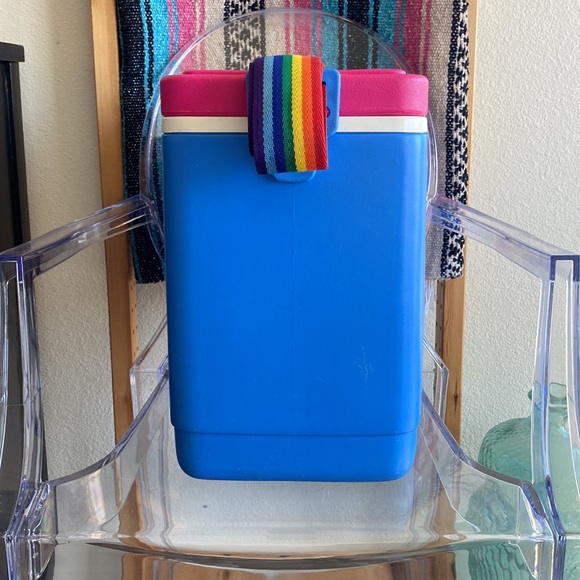 Vintage Igloo Tag-Along 24 Cooler with Rainbow Strap - Picture 2 of 7